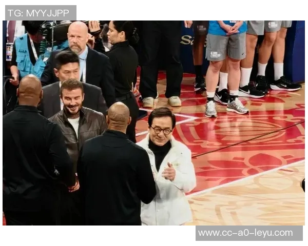 马云成龙贝克汉姆同框共赏NBA中国赛精彩瞬间